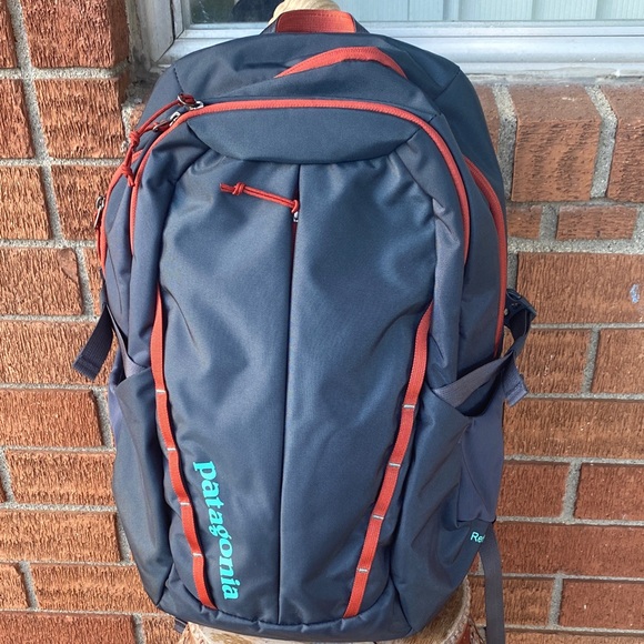 PATAGONIA REFUGIO 28L BACKPACK - SMOLDER BLUE W/ROOTS RED unisex - Picture 1 of 14